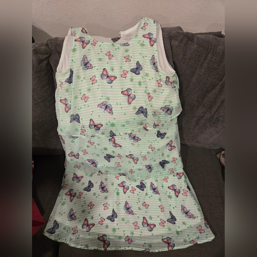 1 Dress. 3 Hooded Sweatshits. 1 Sweatshirt.